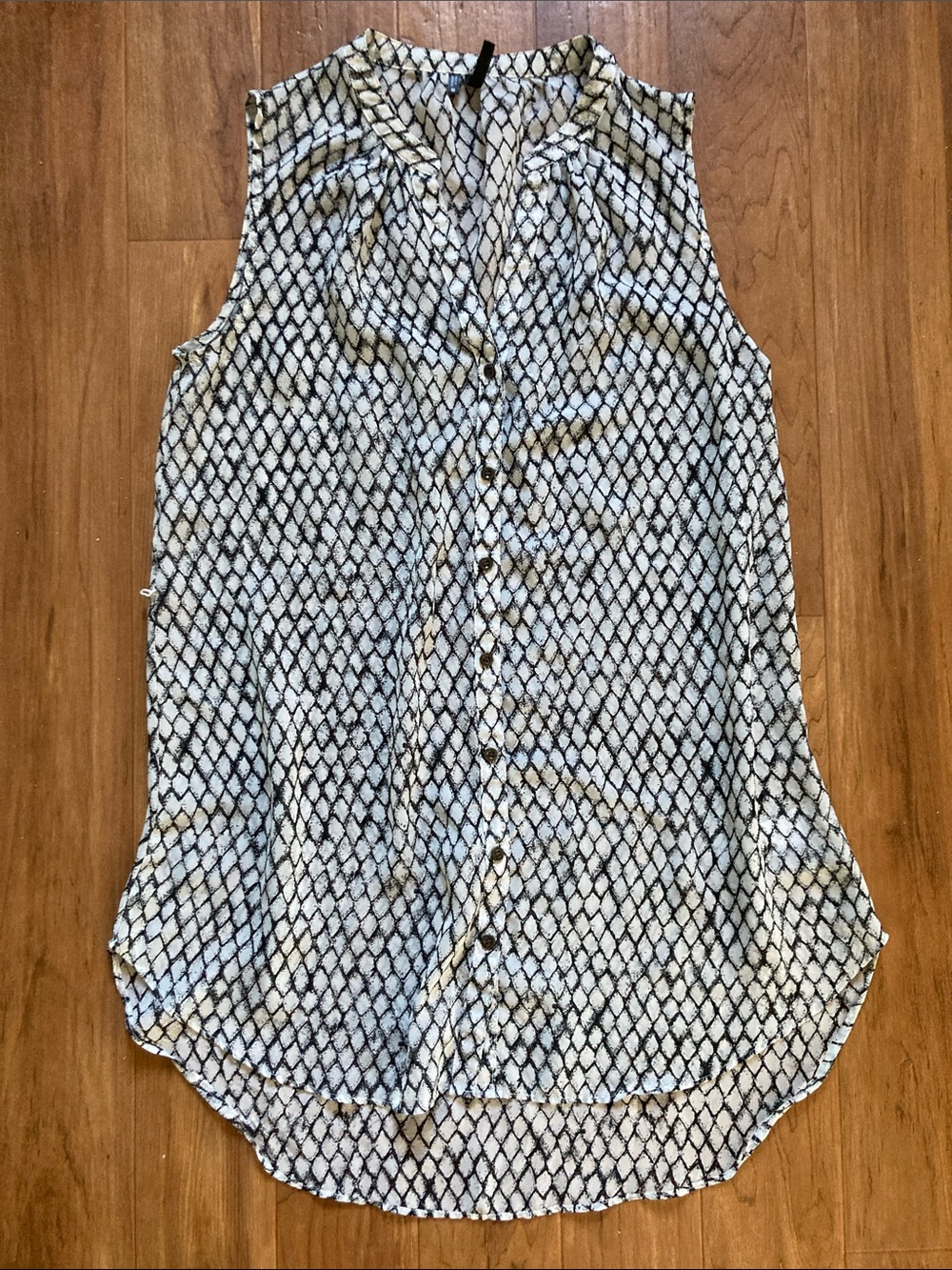 Maurices Size M  Black & White Sleeveless Button-Front Blouse